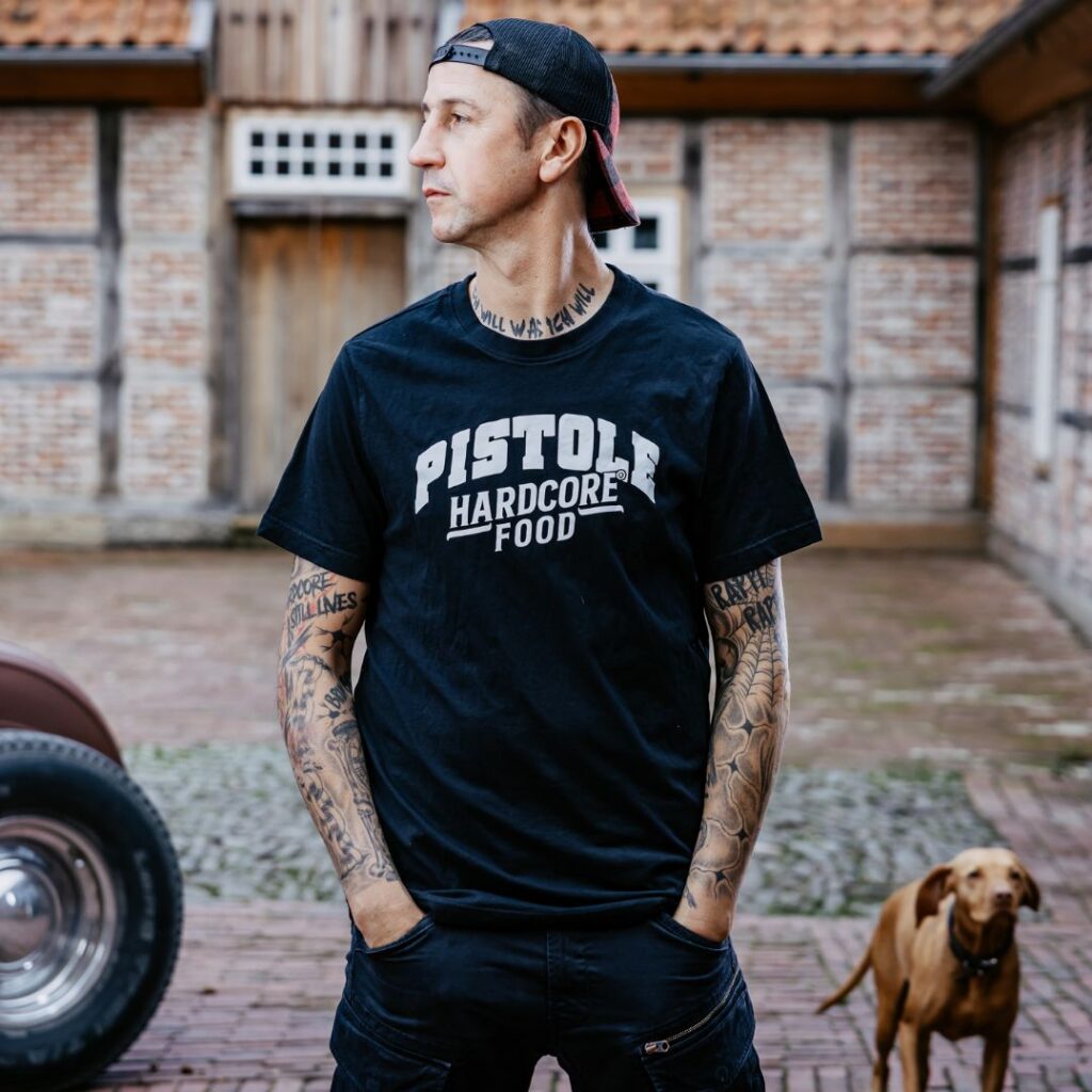 Vorderseite des Pistole Hardcore-Food Nobody gets out sober Shirt