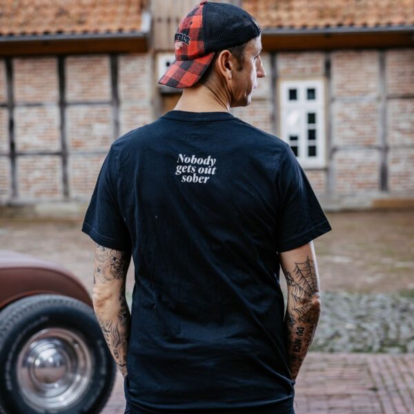 Rückseite des Pistole Hardcore-Food Nobody gets out sober Shirt