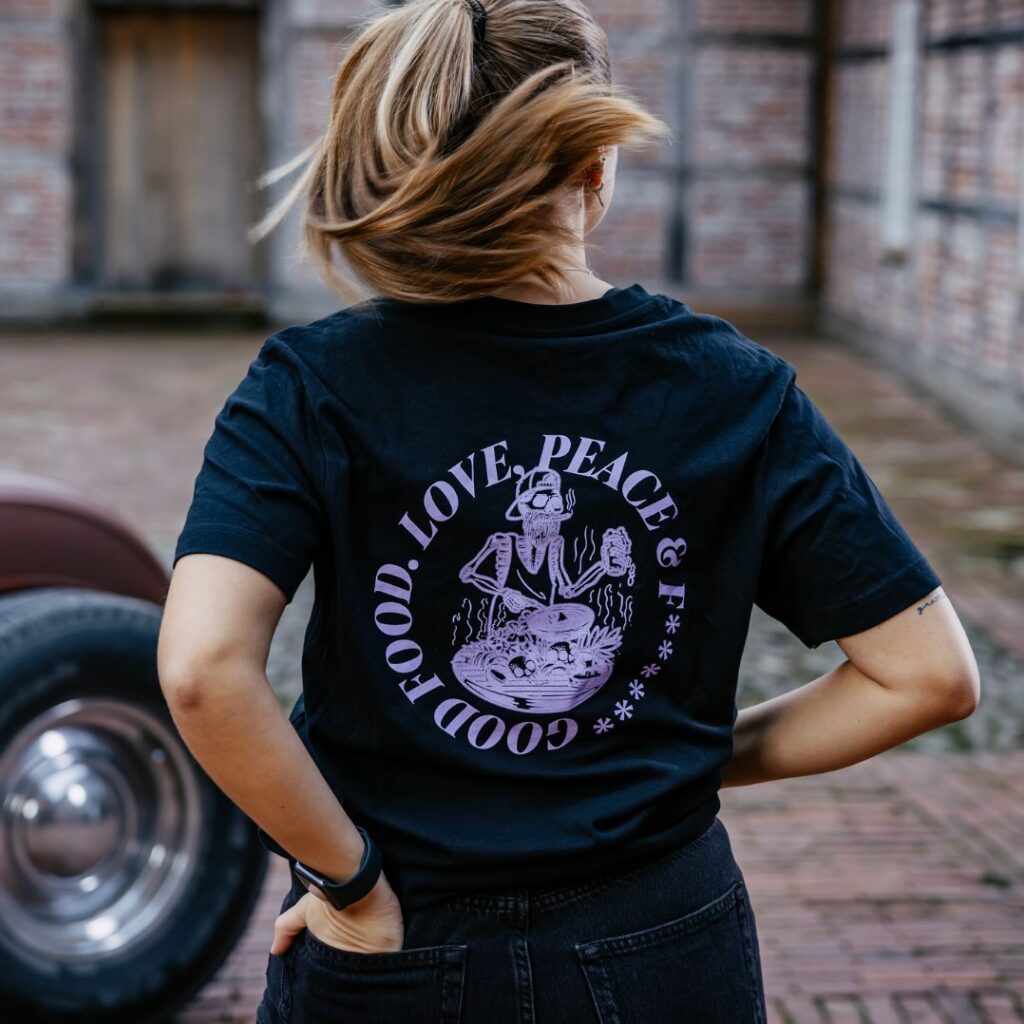 Rückseite des Pistole Hardcore-Food Love & Peace Purple Shirt