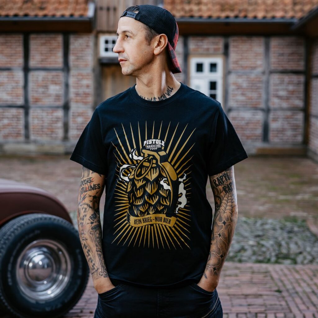 Vorderseite des Pistole Hardcore-Food Kein Krieg nur Bier Shirt