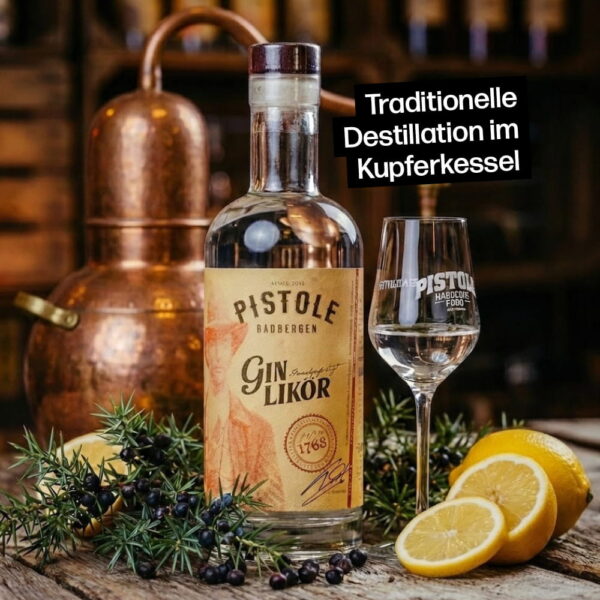 Gin als Likör nach traditioneller Destillation im Kupferkessel